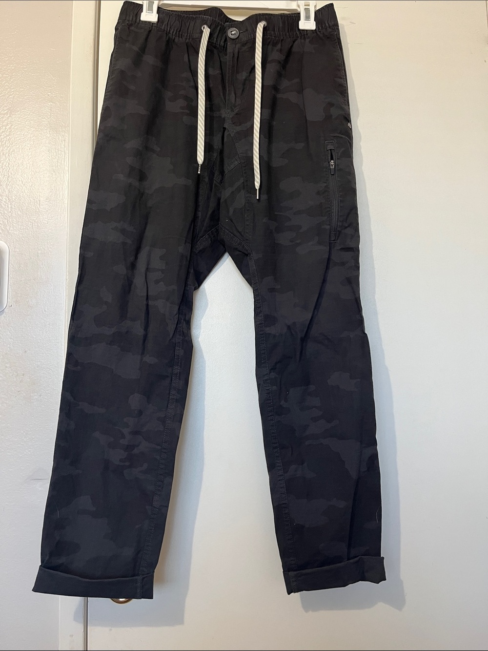 Vuori Black Camo Cargo Pants size M